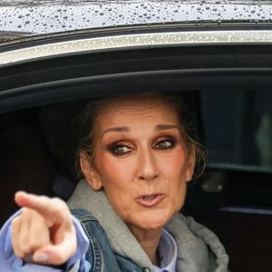 Céline Dion prend des photos et salue ses fans alors qu'elle se prépare à chanter pour les Jeux Olympiques à Paris.

© Backgrid USA / Bestimage