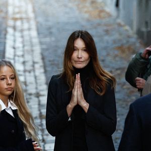 Giulia Sarkozy et Carla Bruni-Sarkozy - La famille et les soutiens de Nicolas Sarkozy se sont réunis devant son domicile le jour de son incarcération à la prison de la Santé à Paris le 21 octobre 2025.

© Moreau / Jacovides / Bestimage