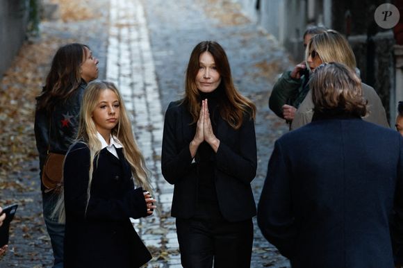 Giulia Sarkozy et Carla Bruni-Sarkozy - La famille et les soutiens de Nicolas Sarkozy se sont réunis devant son domicile le jour de son incarcération à la prison de la Santé à Paris le 21 octobre 2025.

© Moreau / Jacovides / Bestimage