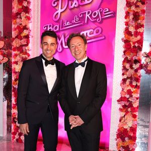 Stephane Bern et son compagnon Yori Bailleres - Bal de la Rose "Disco" 2024 au profit de la Fondation Princesse Grace dans la Salle des Étoiles du Sporting Monte-Carlo à Monaco le 23 mars 2024.
© JC Vinaj / Pool Monaco / Bestimage