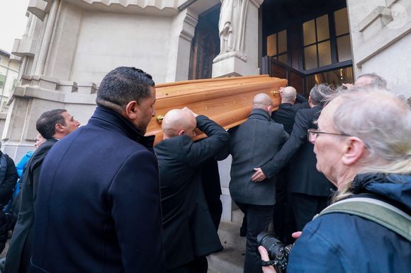 Ce 17 janvier, des obsèques étaient organisées à Marseille

Stéphane Courbis porte le cercueil de son père - Obsèques de Rolland Courbis en l'église des Réformés à Marseille, France, le 17 janvier 2026. © Franz Chavaroche/Bestimage