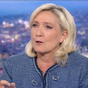 La députée RN Marine le Pen invitée du « 20 heures » après sa condamnation à deux ans de prison ferme et cinq ans d’inéligibilité pour détournement de fonds publics dans l’affaire des assistants européens du FN.
Paris le 31 mars 2025.
© Capture TV TF1 via Bestimage