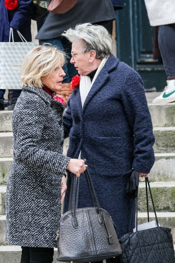 Evelyne Dhéliat et Françoise Laborde, la soeur de la défunte - Arrivées aux obsèques de C.Laborde en l’église Saint-Roch à Paris, le 6 février 2025. Décédée le 28 janvier 2025 à l'âge de 73 ans, l'ancienne présentatrice météo de TF1 (1988 - 2017) était atteinte de la maladie neurodégénérative à corps de Lewy.
© Jacovides - Moreau / Bestimage