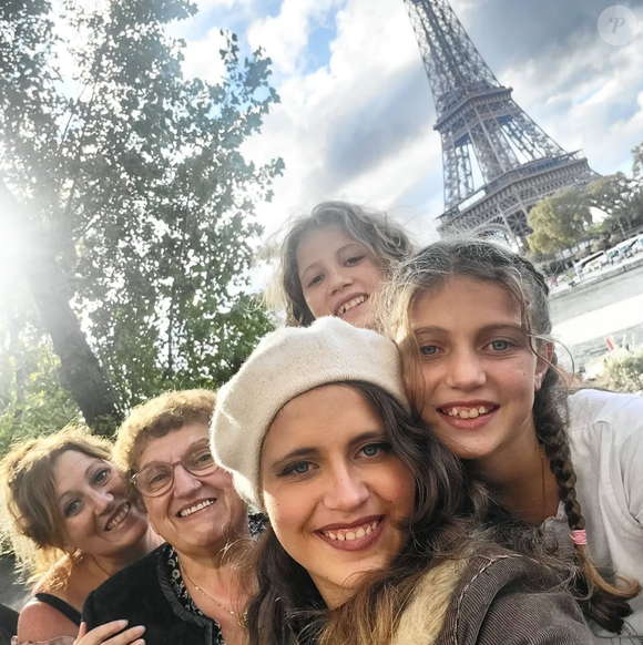 Camille Van der Auwera de "Familles nombreuses" avec sa famille à Paris, le 2 novembre 2023