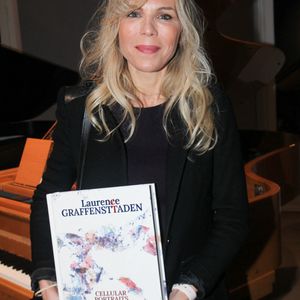 Laurence Auzière et le livre “Cellular portraits” lors de la soirée de vernissage de l'exposition du duo d'artistes Laurence Graffensttaden (Matthieu Gasser et Laurence Auzière) (Edition Florentin) à la boutique Steinway & Sons à Paris le 25 novembre 2024.

© Philippe Baldini / Bestimage