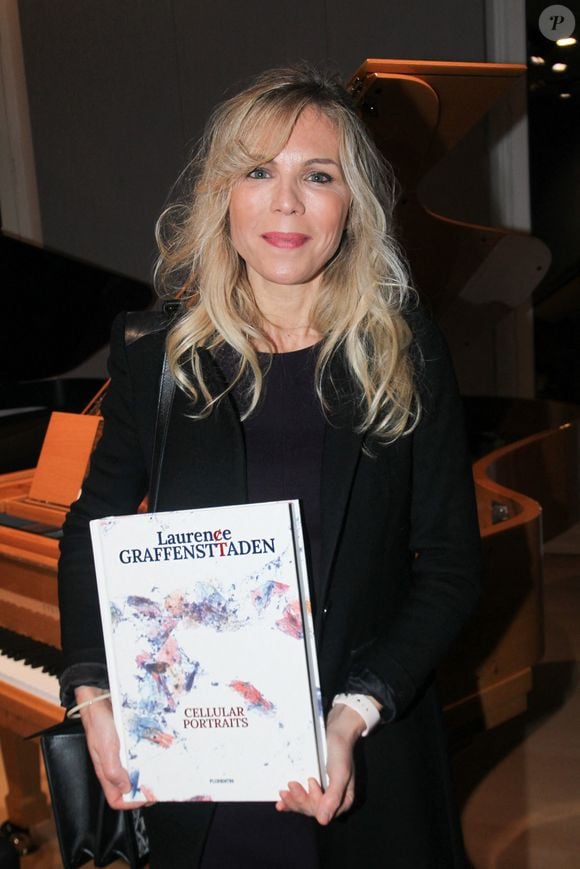 Laurence Auzière et le livre “Cellular portraits” lors de la soirée de vernissage de l'exposition du duo d'artistes Laurence Graffensttaden (Matthieu Gasser et Laurence Auzière) (Edition Florentin) à la boutique Steinway & Sons à Paris le 25 novembre 2024.

© Philippe Baldini / Bestimage