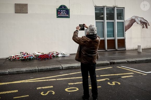 En ce dixième anniversaire, l'avenir du journal se veut donc rassurant.

Le Ministre de l'Intérieur et la Maire de Paris ont rendu hommage aux victimes de Charlie Hebdo et aux victimes des attentats © Aurélien Morissard/Panoramic/Bestimage