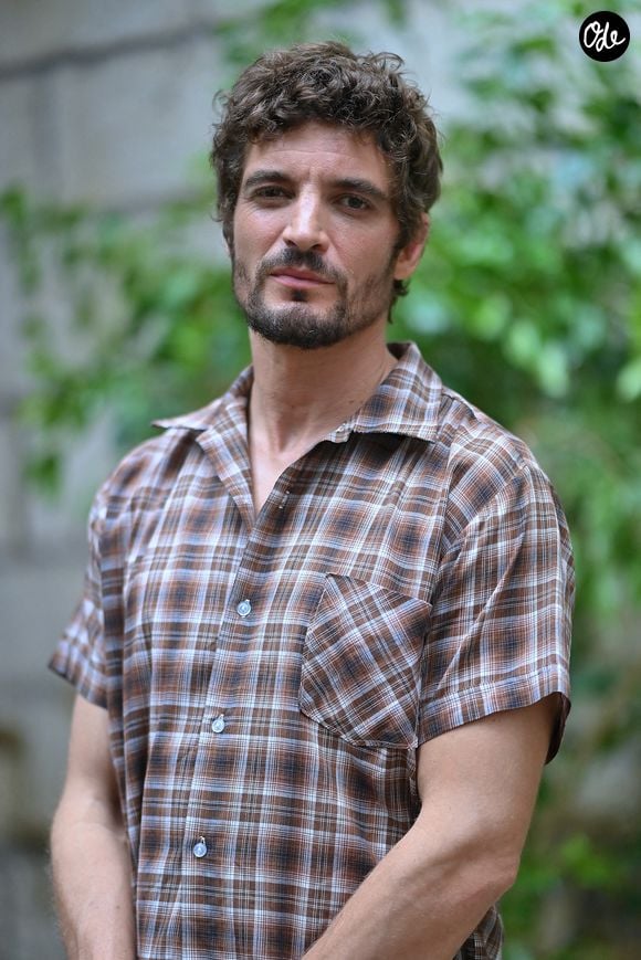 Niels Schneider, déjà assailli par des sentiments naissants, aurait été pris de "panique" et eu bien du mal à trouver ses mots face à Virginie Efira...

Niels Schneider participe à la séance photo du film "Si tu penses bien" lors de la quatrième journée du 19e Festival du film francophone d'Angoulême, le 27 août 2026 à Angoulême, en France. Photo de Franck Castel/Abaca
