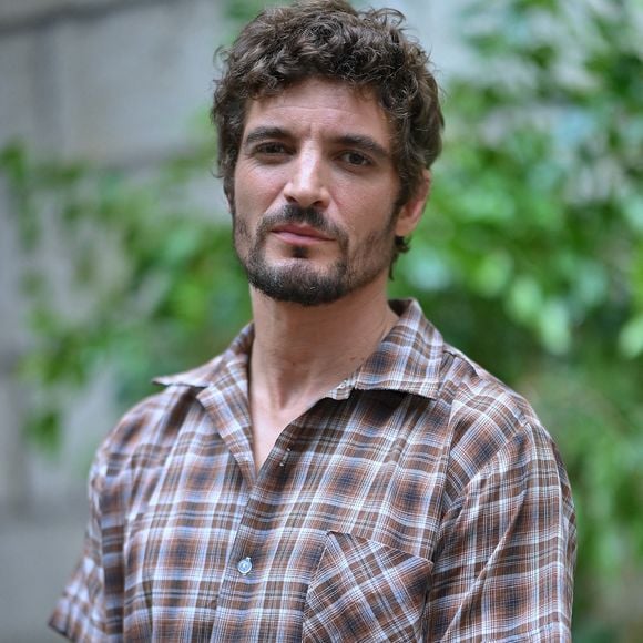 Niels Schneider, déjà assailli par des sentiments naissants, aurait été pris de "panique" et eu bien du mal à trouver ses mots face à Virginie Efira...

Niels Schneider participe à la séance photo du film "Si tu penses bien" lors de la quatrième journée du 19e Festival du film francophone d'Angoulême, le 27 août 2026 à Angoulême, en France. Photo de Franck Castel/Abaca