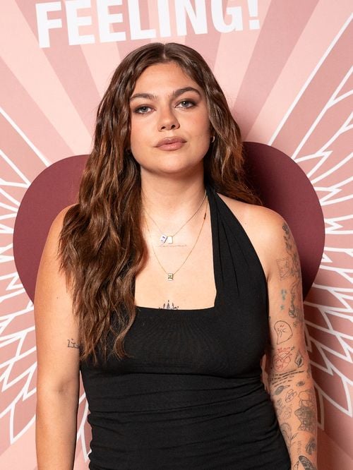 Louane : Qu’est ce que la tendance “No-make up Nails”, adoptée par la chanteuse ?