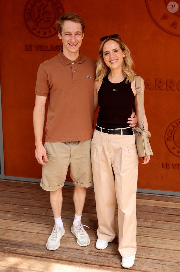 Claire Arnoux et Cyril Arnoux au photocall du village lors des Internationaux de France de Tennis de Roland Garros 2026, à Paris, France, le 30 mai 2026. © Dominique Jacovides/Bestimage



Photocall au village lors des Internationaux de France de Tennis de Roland Garros 2026, à Paris, France, le 30 mai 2026.
