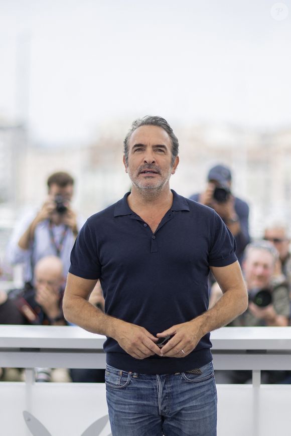 Jean Dujardin au photocall du film "Novembre" lors du 75ème Festival International du Film de Cannes, France, le 23 mai 2022. © Cyril Moreau/Bestimage