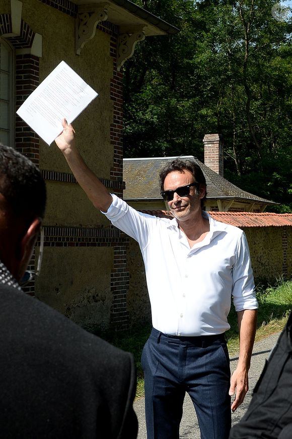 Anthony Delon et son demi-frère Alain-Fabien découvrent les hommages devant les grilles de la propriété de Douchy, quelques heures avant les obsèques de leur père, A.Delon, le 24 août 2024. © Agence / Bestimage