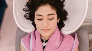 Hector Núñez, pharmacien : "L’eau froide ne scelle pas la fibre capillaire et n’améliore pas la brillance, elle ne fait que laisser des résidus sur les cheveux"