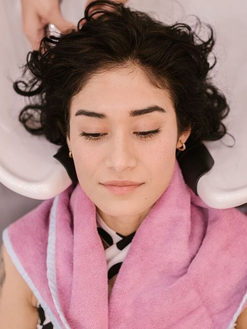 Hector Núñez, pharmacien : "L’eau froide ne scelle pas la fibre capillaire et n’améliore pas la brillance, elle ne fait que laisser des résidus sur les cheveux"