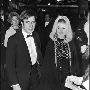 Guy Bedos assurait ignorer la maladie de son épouse au moment de leur séparation.
Guy Bedos et son épouse Sophie Daumier à la sortie d'un concert à Paris en 1969.
