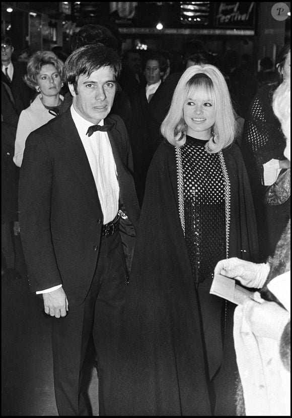 Guy Bedos assurait ignorer la maladie de son épouse au moment de leur séparation.
Guy Bedos et son épouse Sophie Daumier à la sortie d'un concert à Paris en 1969.