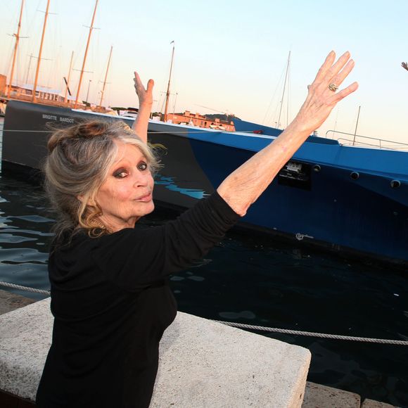 Brigitte Bardot est propriétaire de La Madrague, sa célèbre villa située à Saint-Tropez.

Exclusif - Brigitte Bardot pose avec l'équipage de Brigitte Bardot Sea Shepherd, le célèbre trimaran d'intervention de l'organisation écologiste, sur le port de Saint-Tropez. 
© Philippe Arnassan / Nice Matin