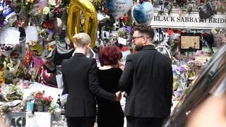 "Je ne l'ai pas vu partir..." : la veuve de ce chanteur iconique revient sur la fin de vie de son mari, épaulée par ses deux enfants