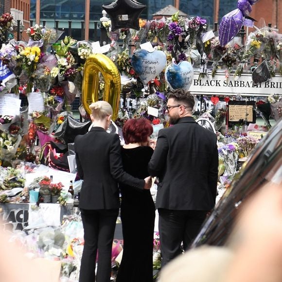 Ozzy Osbourne, légende du heavy metal surnommé le "prince des ténèbres", est décédé à l’âge de 76 ans, des suites de la maladie de Parkinson. 

BGUK_3310373 - Birmingham, ROYAUME-UNI - Sharon Osbourne et le reste de la famille Osbourne se sont réunis à Birmingham pour rendre un dernier hommage à l'icône du rock Ozzy Osbourne. Lors de cette cérémonie émouvante, ses proches ont salué la mémoire du musicien légendaire. Backgrid UK/ Bestimage