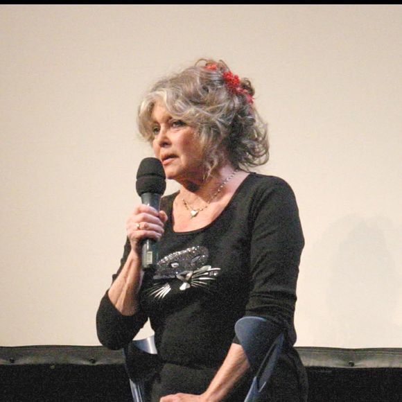 Brigitte Bardot revient sur le devant de la scène.

Brigitte Bardot fête les 20 ans de sa fondation lors d'une conférence au théâtre Marigny.

HERIPRET / BESTIMAGE