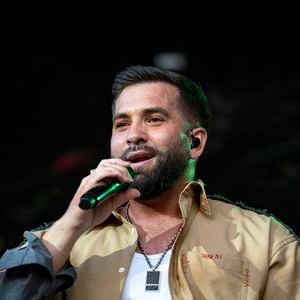 Kendji Girac en concert lors du festival de musique du Printemps de Perouges au Chateau de Saint-Maurice-de-Remens le 29 juin 2025. © Sandrine Thesillat / PsNewZ / Bestimage