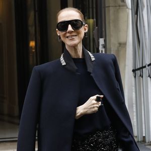 Céline Dion salue ses à la sortie de l’hôtel Royal Monceau à Paris, avant de rejoindre La Plenitude Arena de Paris La Défense pour poursuivre sa série de concerts, le 7 octobre 2026. © Marc Ausset Lacroix / Bestimage