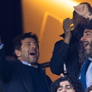 Patrick Bruel - Célébrités dans les tribunes lors du match retour de la Ligue Des Champions 2024-2025 (LDC) "PSG - Arsenal" (2-1) au Parc des Princes à Paris le 7 mai 2025. © Cyril Moreau/Bestimage