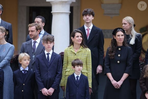 Pierre Casiraghi, son fils Francesco Casiraghi, Charlotte Casiraghi et ses enfants Raphaël Elmaleh,  Balthazar Rassam, Tatiana Santo Domingo - La famille princière monégasque dans la cour d'honneur du palais lors de la la fête nationale à Monaco le 19 novembre 2025. © Dominique Jacovides - Bruno Bebert / Bestimage