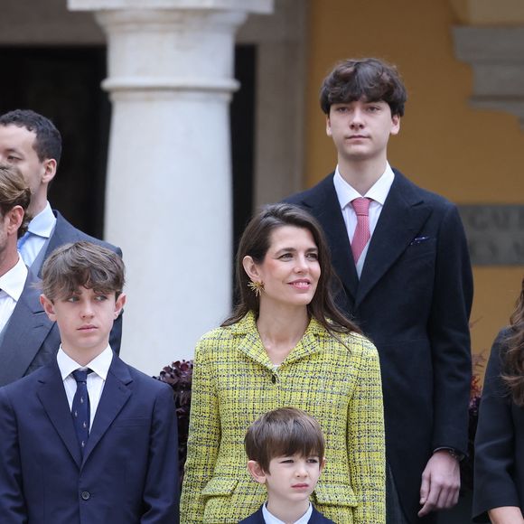 Pierre Casiraghi, son fils Francesco Casiraghi, Charlotte Casiraghi et ses enfants Raphaël Elmaleh,  Balthazar Rassam, Tatiana Santo Domingo - La famille princière monégasque dans la cour d'honneur du palais lors de la la fête nationale à Monaco le 19 novembre 2025. © Dominique Jacovides - Bruno Bebert / Bestimage