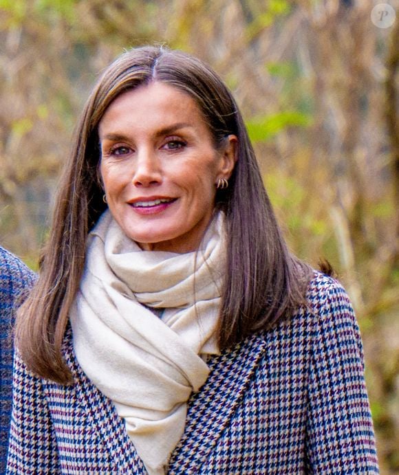 La reine Letizia - La famille royale d'Espagne lors de la cérémonie de remise des prix pour la ville exemplaire des Asturies 2024 à Sotres. Le 26 octobre 2024. Backgrid USA / Bestimage