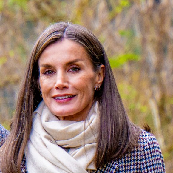 La reine Letizia - La famille royale d'Espagne lors de la cérémonie de remise des prix pour la ville exemplaire des Asturies 2024 à Sotres. Le 26 octobre 2024. Backgrid USA / Bestimage