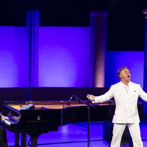 L'homme a quitté soudainement la scène.
Julie Sévilla-Fraysse, Yvan Cassar et Roberto Alagna lors du spectacle "Air d'opéra et mélodies italiennes" à l'occasion des Nuits Classiques du festival de Ramatuelle. le 31 juillet 2024
© Cyril Bruneau / Festival de Ramatuelle / Bestimage