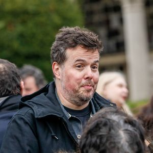 Nicolas Demorand s'est mis en retrait de la matinale de France Inter.

Nicolas Demorand - Obsèques de Sébastien Demorand à la Coupole du crématorium du cimetière du Père-Lachaise à Paris, France.