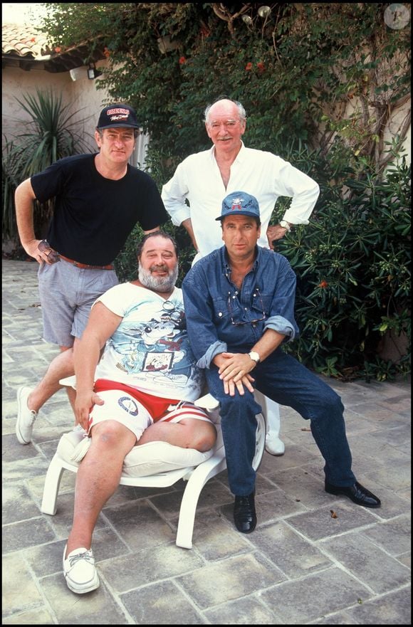 Mention spéciale pour la pièce maîtresse de la villa : une grande salle de projection privée.

Rétro - Décès de l'écrivain Paul-Loup Sulitzer - Archives - Rendez-vous à la villa d'Eddie Barclay, Eddy Mitchell, le chanteur Carlos, Eddie Barclay et Paul-Loup Sulitzer à Saint-Tropez - DANIEL ANGELI / BESTIMAGE