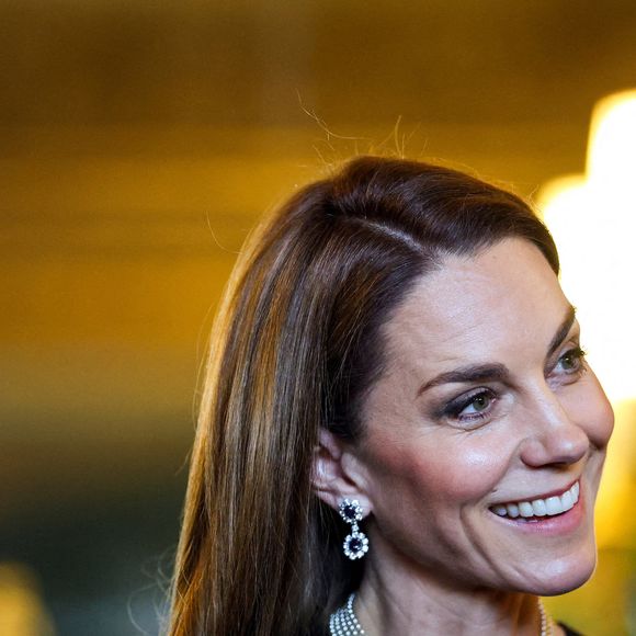 Kate Middleton, princesse de Galles, contemplent la "Collection Royale" dans le Salon Vert du château de Windsor, dans le cadre de leur visite officielle au Royaume-Uni. Windsor, le 3 décembre 2025. Photo par Hannah McKay/WPA-Pool/Julien Burton via Bestimage
