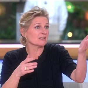Anne-Élisabeth Lemoine a fini par craquer avec humour. "Évacuez-moi Christian Clavier !", a-t-elle lancé dans un éclat de rire général.