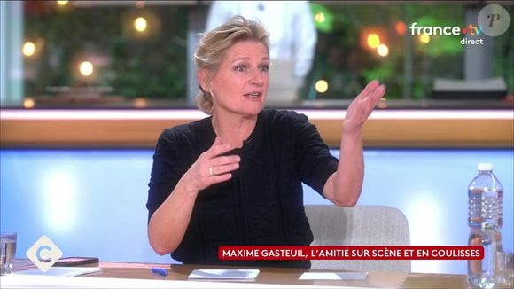 Anne-Élisabeth Lemoine a fini par craquer avec humour. "Évacuez-moi Christian Clavier !", a-t-elle lancé dans un éclat de rire général.