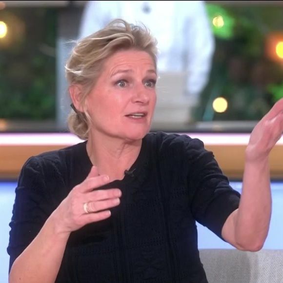 Anne-Élisabeth Lemoine a fini par craquer avec humour. "Évacuez-moi Christian Clavier !", a-t-elle lancé dans un éclat de rire général.