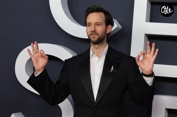 Benjamin Lavernhe arborant une broche de la Maison Chaumet au photocall de la 51ème cérémonie des César à l'Olympia à Paris, France, le 26 février 2025 © Borde-Jacovides/Bestimage