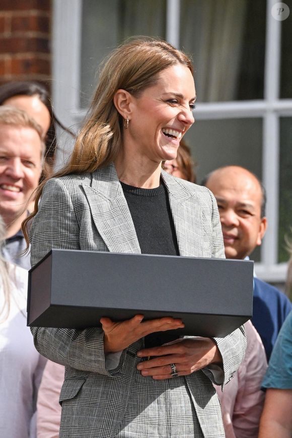 La Princesse de Galles, Kate Middleton, en visite à Marina Mill à Cuxton dans le Kent, une entreprise familiale britannique spécialisée dans la conception à la main et la sérigraphie de tissus d'ameublement, septembre 2025 @Backgrid UK/ Bestimage