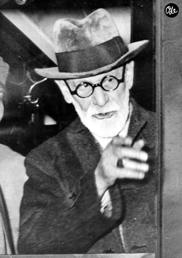 Sigmund Freud, coiffé d'un chapeau et portant des lunettes. Date et lieu inconnus. (Crédit photo : © Keystone Press Agency/Keystone USA via ZUMAPRESS.com)