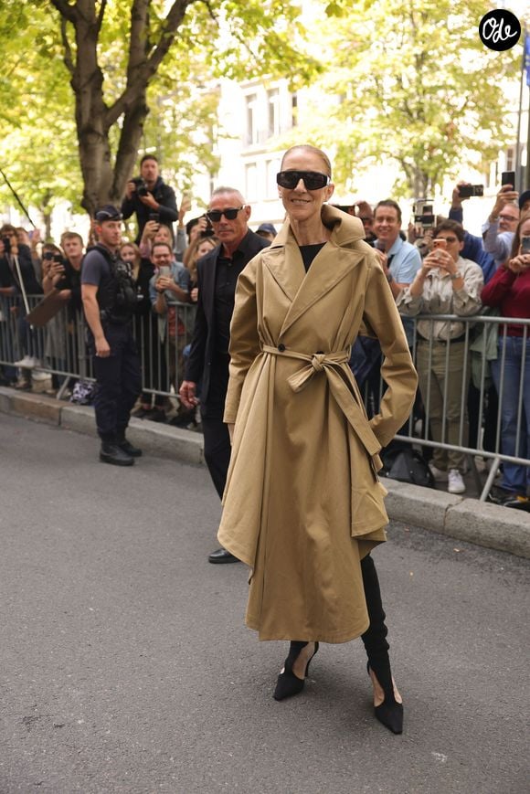 Céline Dion acclamée par ses fans à son arrivée au palace Royal Monceau à Paris, le 28 août 2026. © Jasmine Aissaoui / Bestimage