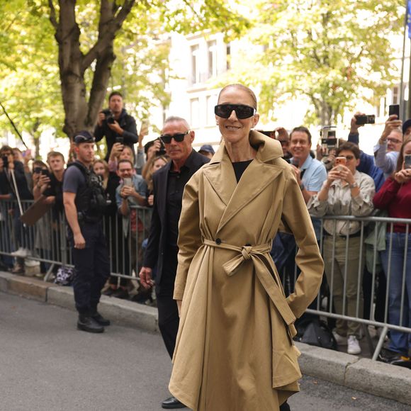 Céline Dion acclamée par ses fans à son arrivée au palace Royal Monceau à Paris, le 28 août 2026. © Jasmine Aissaoui / Bestimage