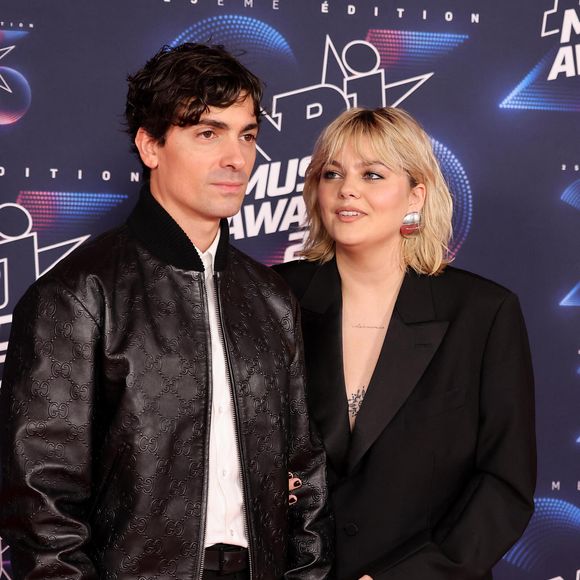 Près de 200 invités, dont des célébrités comme Stromae, Mika, M. Pokora et Soprano, étaient présents pour célébrer cette union sous haute protection.

Florian Rossi et sa compagne Louane Emera au photocall de la 25ème cérémonie des "NRJ Music Awards (NMA)" au palais des Festivals et des Congrès de Cannes, France. © Dominique Jacovides/Bestimage