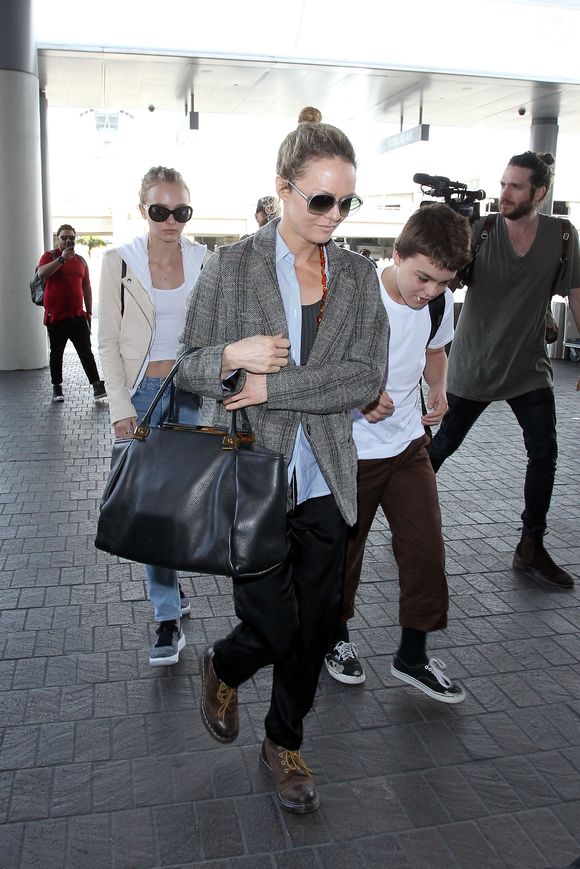 Vanessa Paradis arrive avec ses enfants Lily-Rose Depp et Jack Depp à l'aéroport de LAX à Los Angeles. Lily-Rose Depp est accompagnée de son petit ami Ash Stymest.