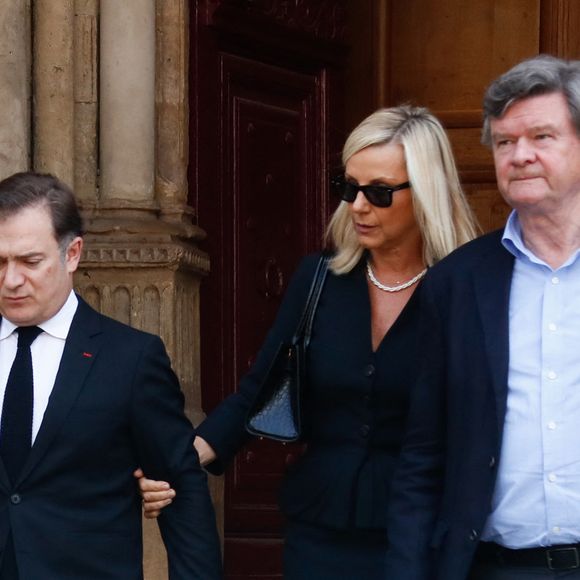 Renaud Capuçon et sa femme Laurence Ferrari - Sorties des obsèques de Philippe Labro dans l'église de Saint-Germain-des-Prés à Paris le 13 juin 2025. © Dominique Jacovides - Christophe Clovis / Bestimage