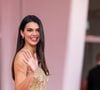 Le mannequin a choisi une robe dorée Giorgio Armani datant de 1995, son année de naissance.

Kendall Jenner sur le tapis rouge du film ''Wild Horse Nine,'' au 83eme Festival de Venise. ©SGPItalia