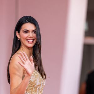 Le mannequin a choisi une robe dorée Giorgio Armani datant de 1995, son année de naissance.

Kendall Jenner sur le tapis rouge du film ''Wild Horse Nine,'' au 83eme Festival de Venise. ©SGPItalia