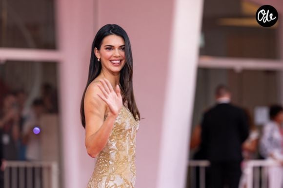 Le mannequin a choisi une robe dorée Giorgio Armani datant de 1995, son année de naissance.

Kendall Jenner sur le tapis rouge du film ''Wild Horse Nine,'' au 83eme Festival de Venise. ©SGPItalia